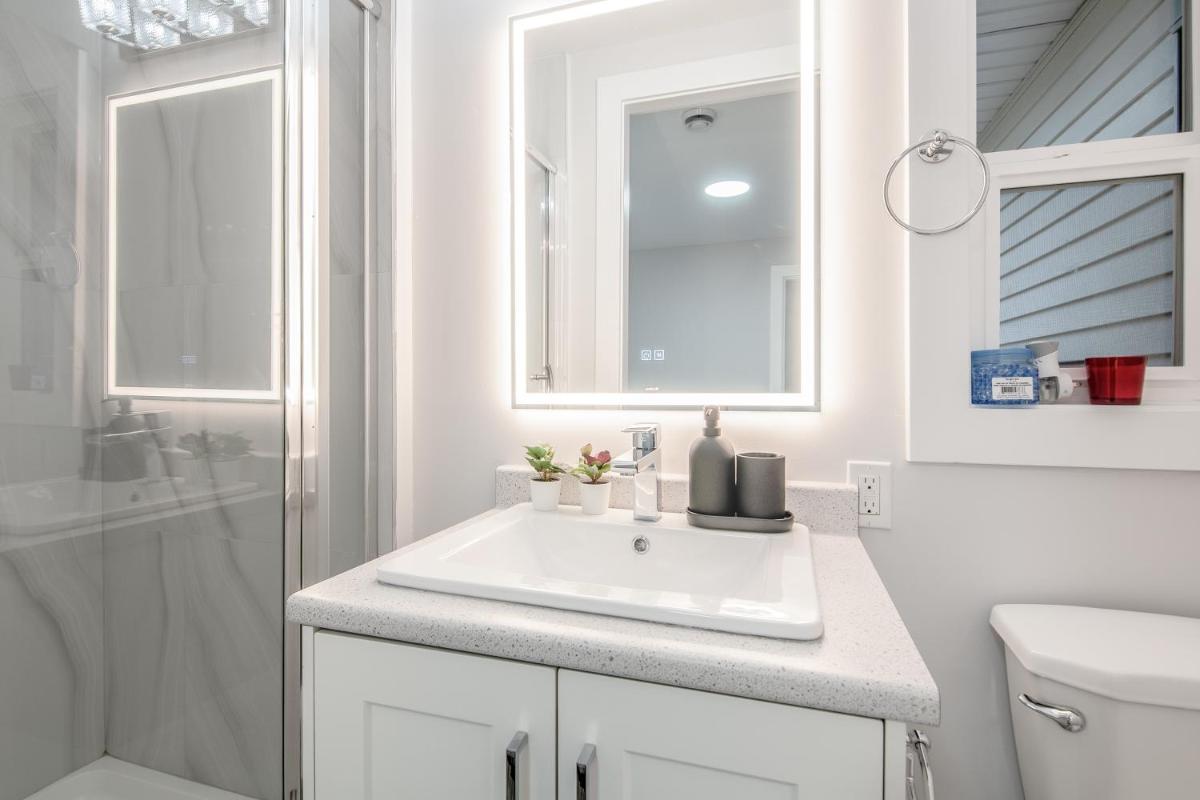 Stylish 3 Bed 2 Bath Ground Level Suite. - Housity