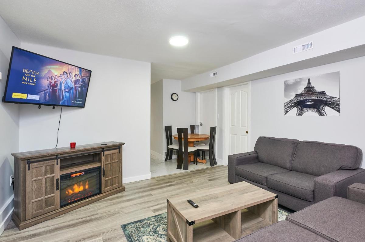 Stylish 3 Bed 2 Bath Ground Level Suite. - Housity