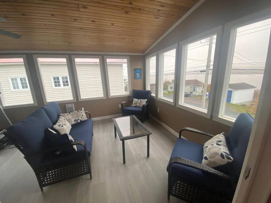 Suitetrails - Beautiful, oceanview home in idyllic outport