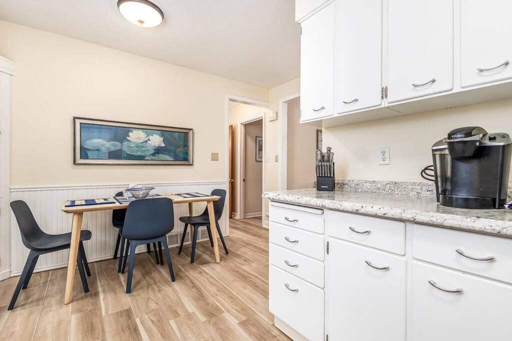 Oaklie's Bungalow - Charming Home in Dubuque - Housity