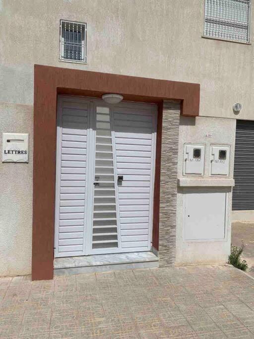 New 3 bedroom condo/plenty parking/15 min to Tunis - Housity