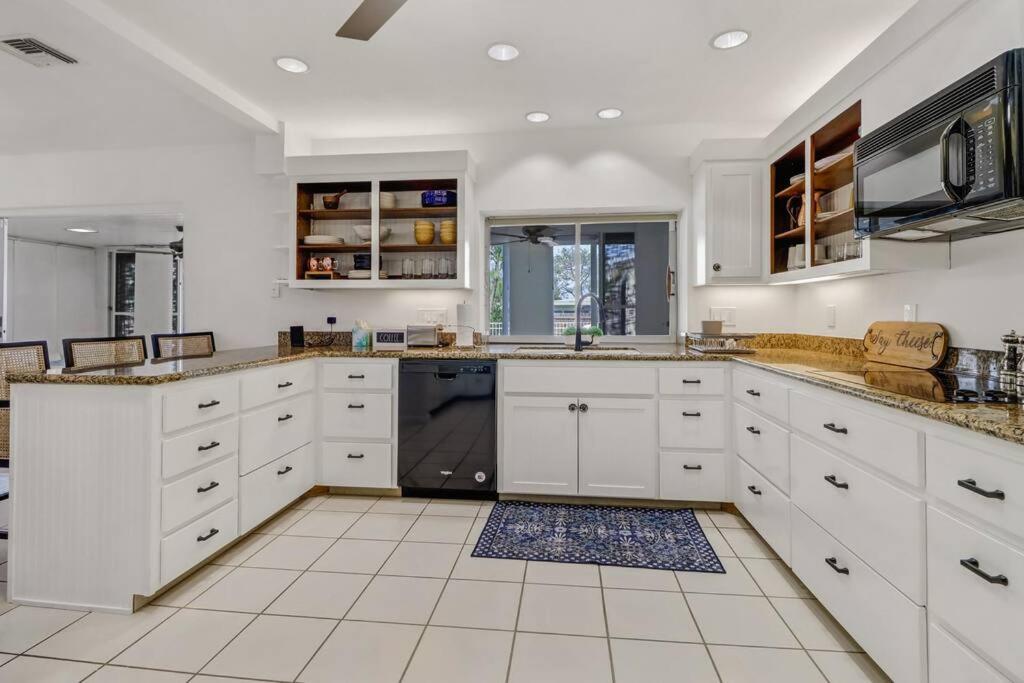 House w/ heated pool in Naples 5 min to beach - Housity