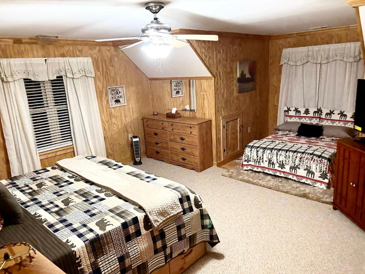 One of a Kind Rustic Log Cabin near Bryce Resort - Large Game Room - Fire Pit - Large Deck - BBQ - Housity