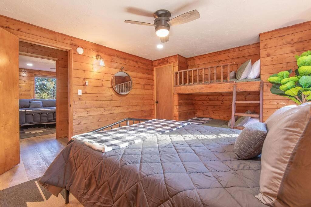 NEW Cozy 2-Bed 2-Bath Sugarloaf Cabin - Housity