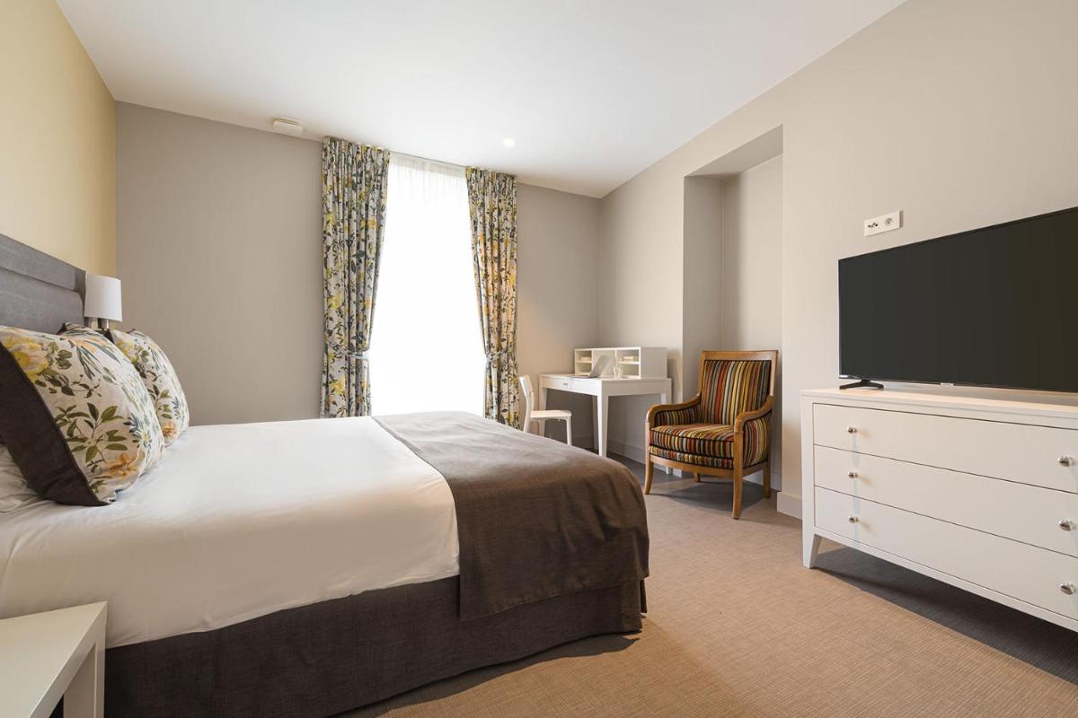 Télévision ou salle de divertissement dans l'établissement Hôtel Spa Thermalia