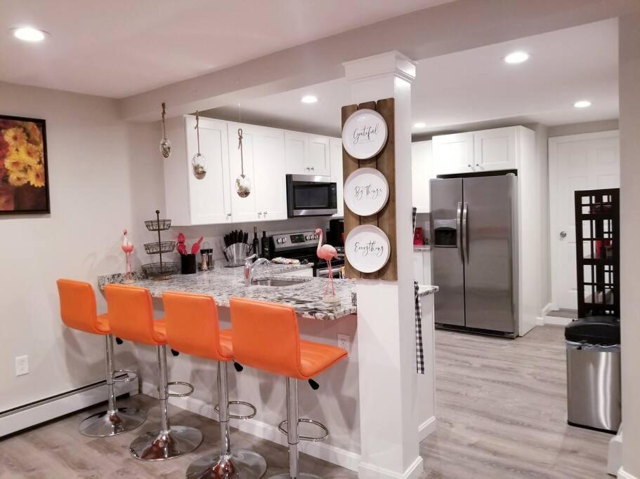 New! Modern 3 BR Apt, Fast WiFi mins downtown & MA - Housity