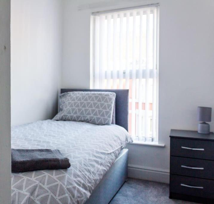 Modern 4 Bed House Sleep 7 - Housity