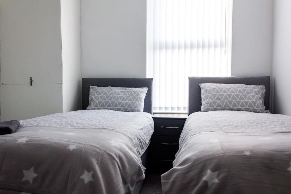 Modern 4 Bed House Sleep 7 - Housity