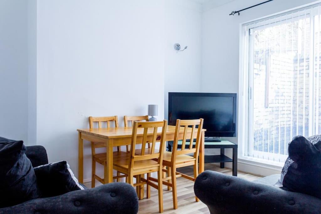 Modern 4 Bed House Sleep 7 - Housity