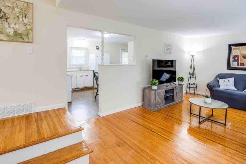 Amazing Ranch Mins away from Airprt/RIT/DWTN/UofR - Housity