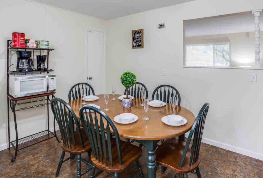 Amazing Ranch Mins away from Airprt/RIT/DWTN/UofR - Housity