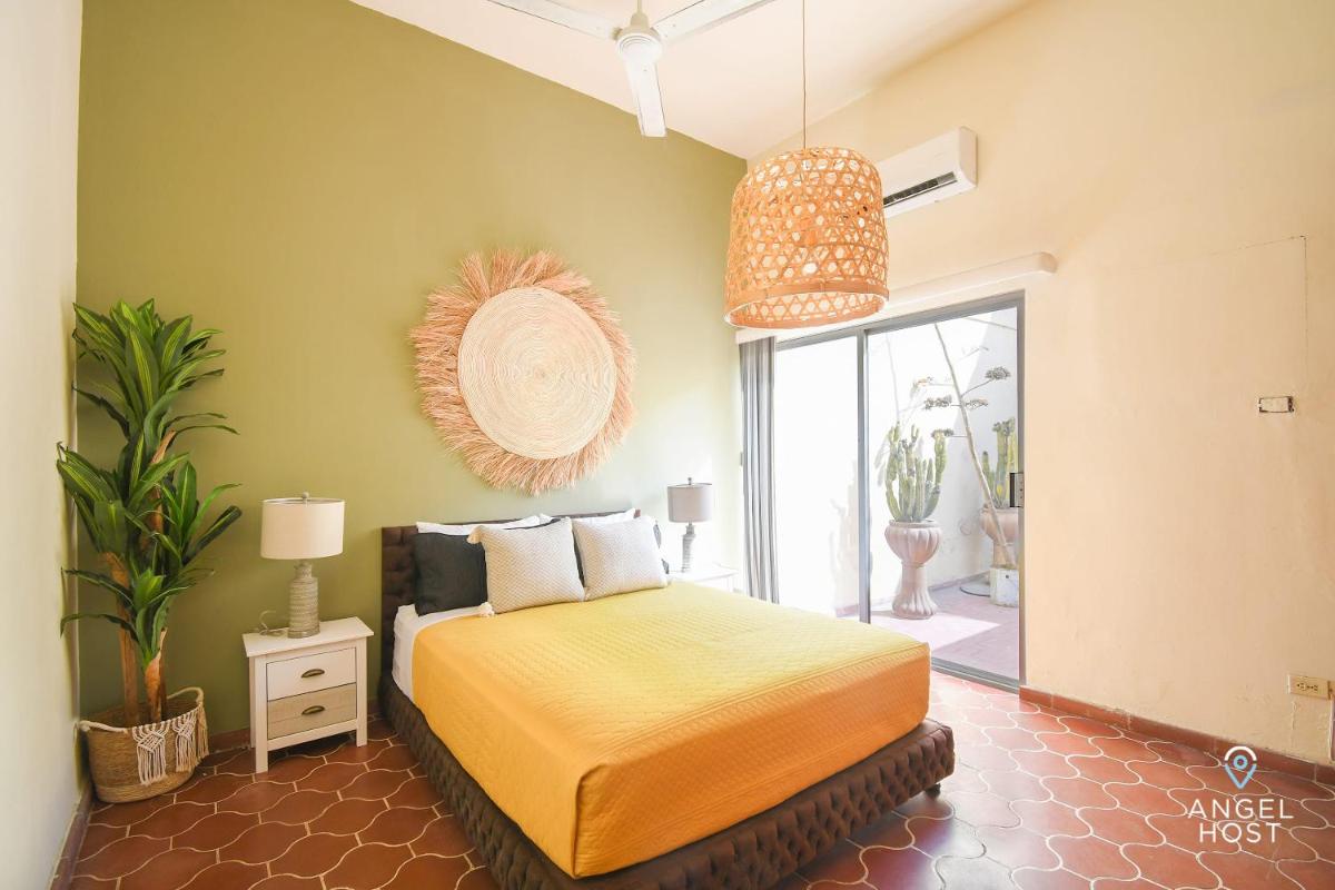 Colorful & Spacious Zen APT 2 Blocks to the Beach - Hizvo