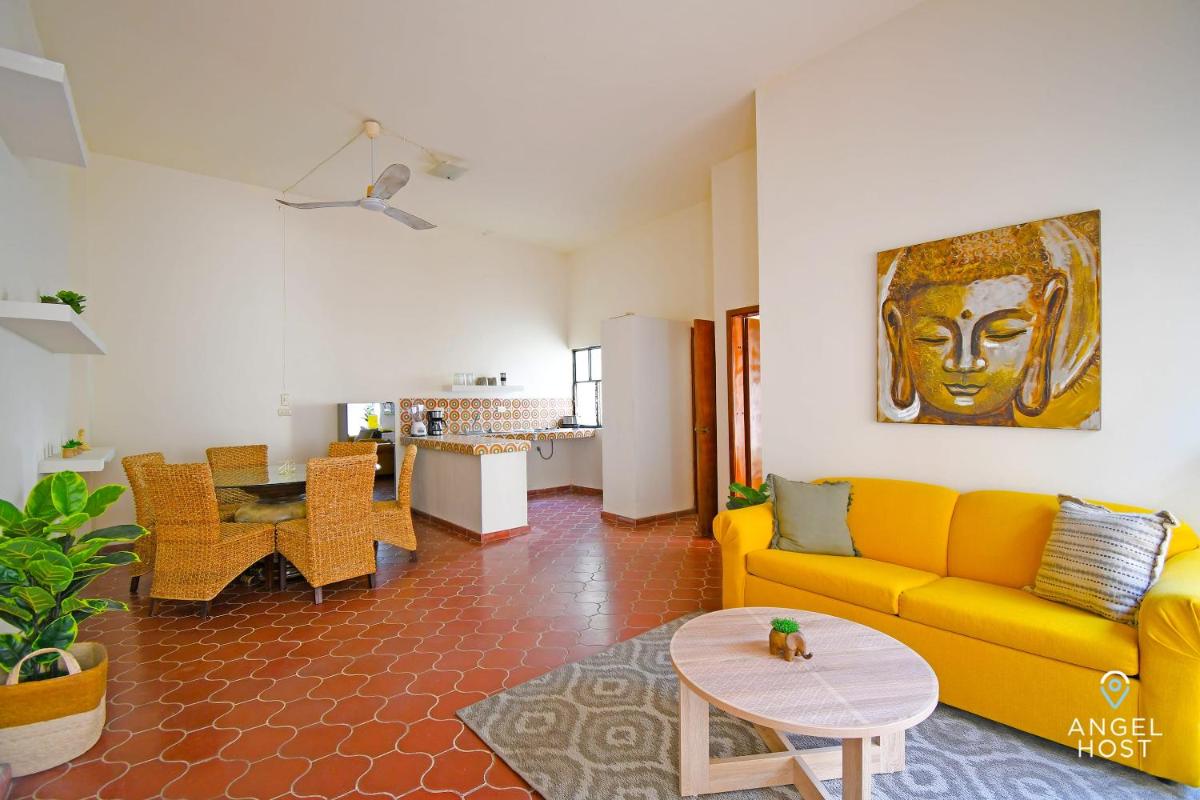 Colorful & Spacious Zen APT 2 Blocks to the Beach - Hizvo