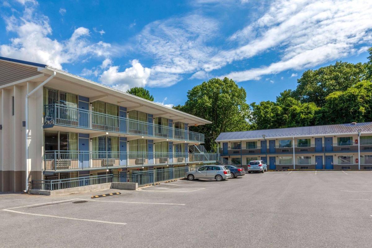 Days Inn by Wyndham Charles Town - Housity