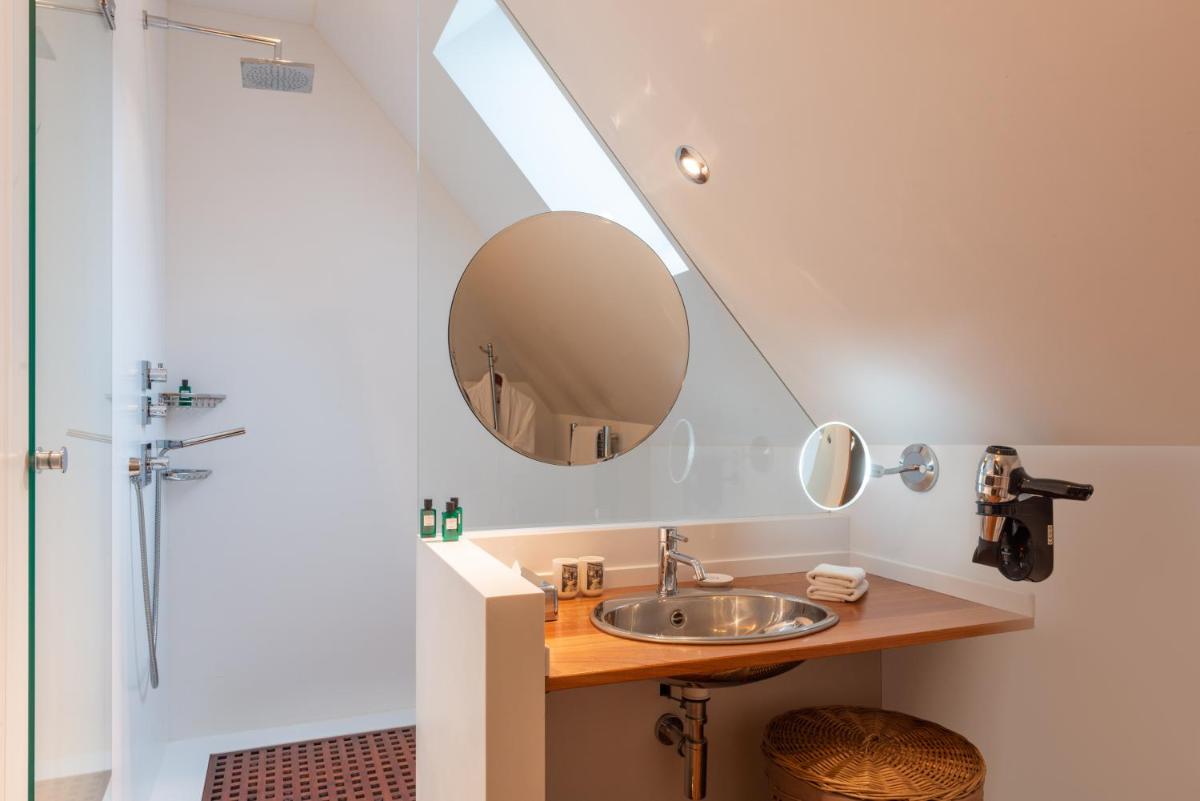 Salle de bains dans l'établissement L'Hôtel