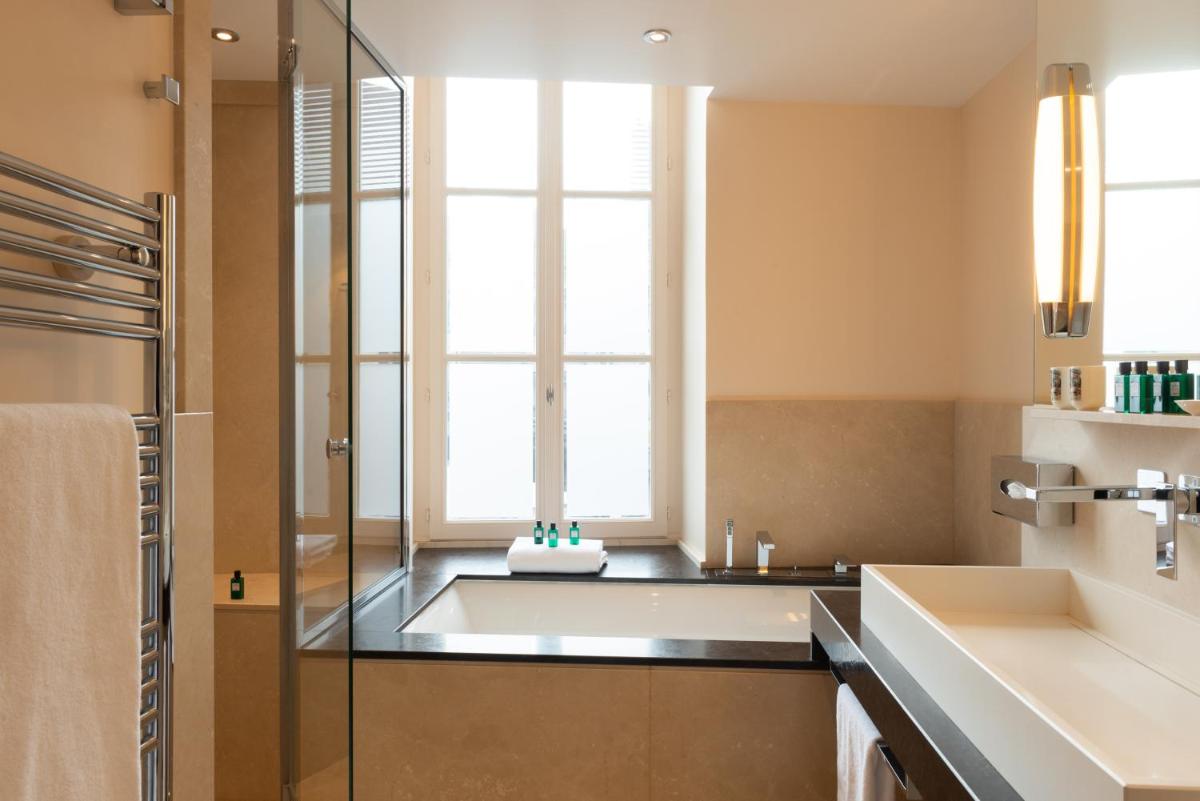 Salle de bains dans l'établissement L'Hôtel
