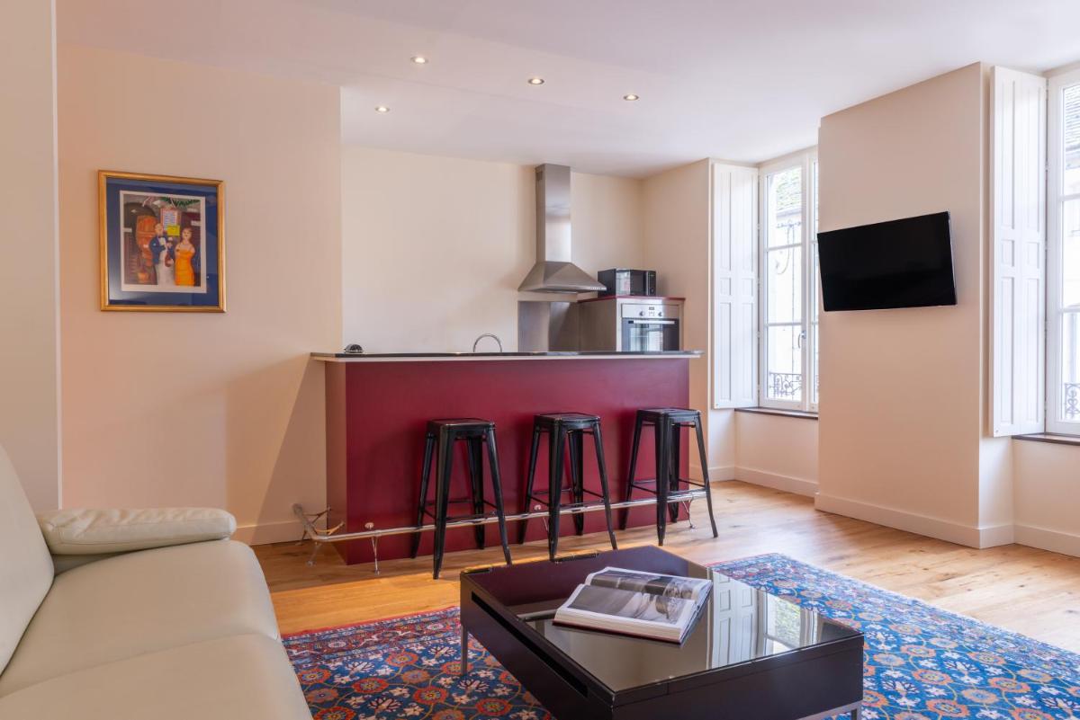 Télévision ou salle de divertissement dans l'établissement L'Hôtel