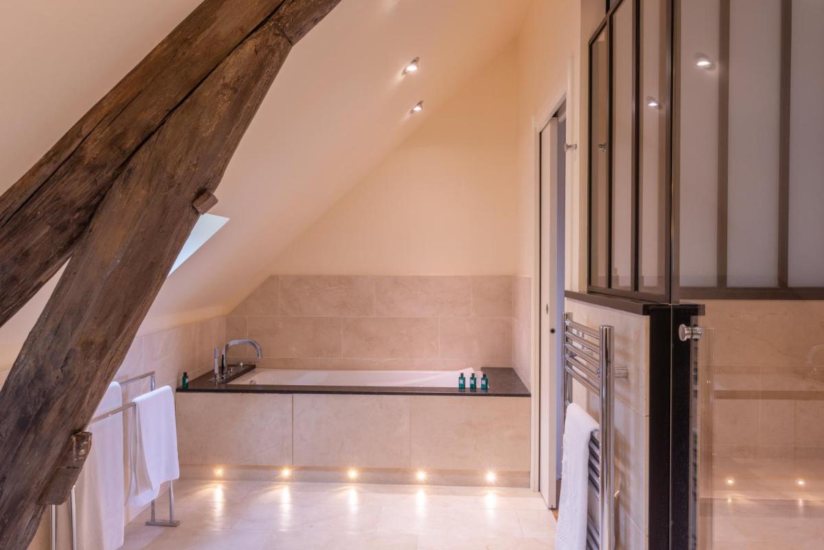 Salle de bains dans l'établissement L'Hôtel