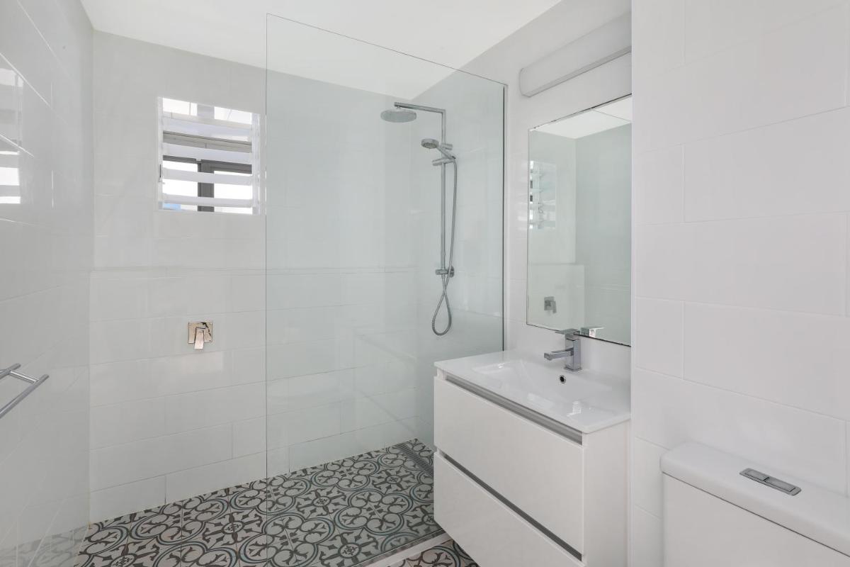 Spinnaker Beach Front - Housity