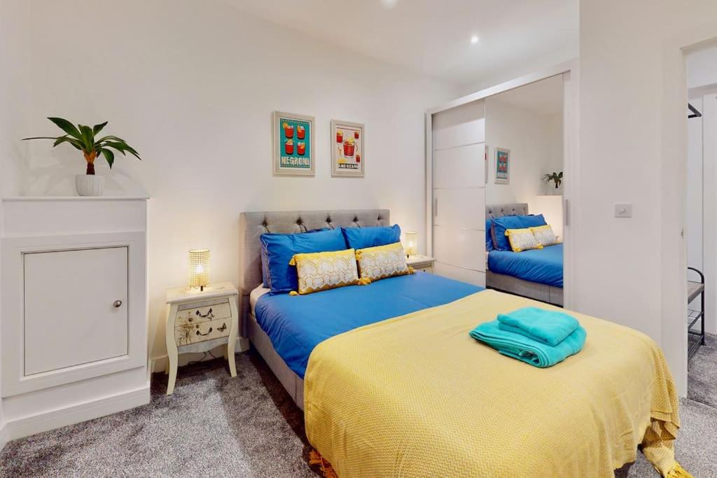 Contemporary 1 Bed Apartment Minutes From Station - Housity