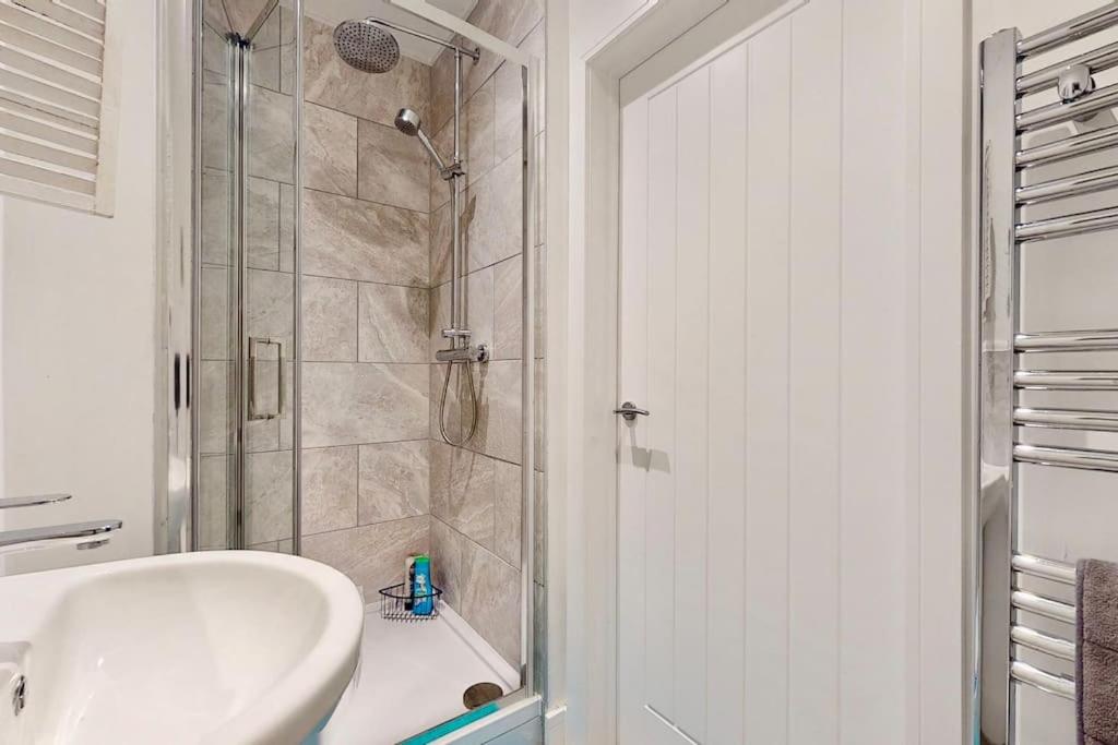 Contemporary 1 Bed Apartment Minutes From Station - Housity