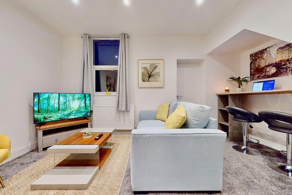 Contemporary 1 Bed Apartment Minutes From Station - Housity