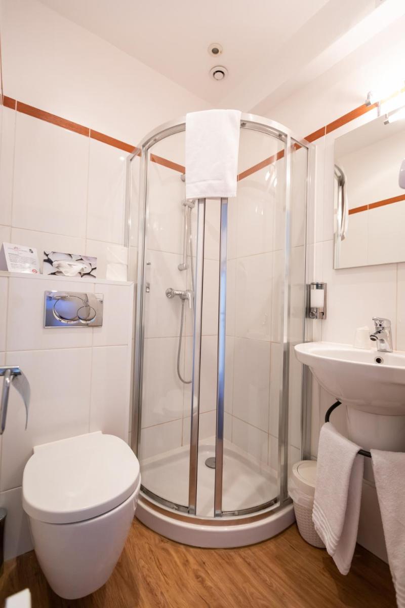 Churchill Hotel Bayeux Centre - Housity