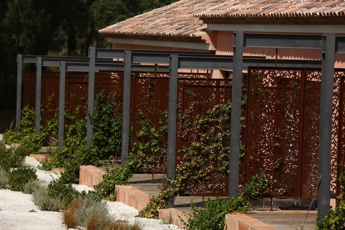 Um jardim no exterior de Sublime Comporta Country Retreat & SPA