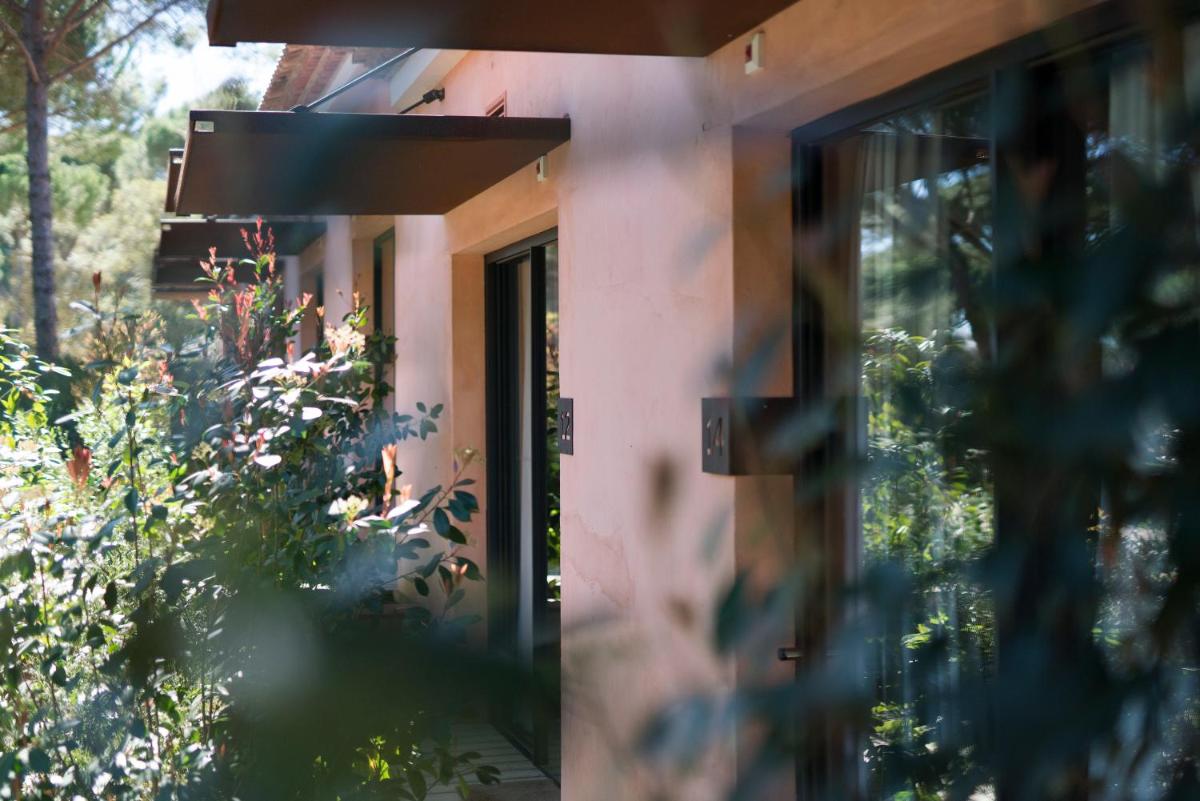 Um jardim no exterior de Sublime Comporta Country Retreat & SPA