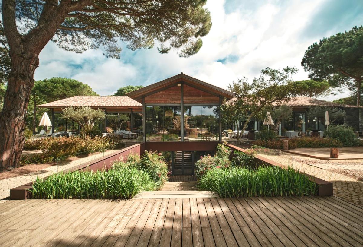 Um jardim no exterior de Sublime Comporta Country Retreat & SPA