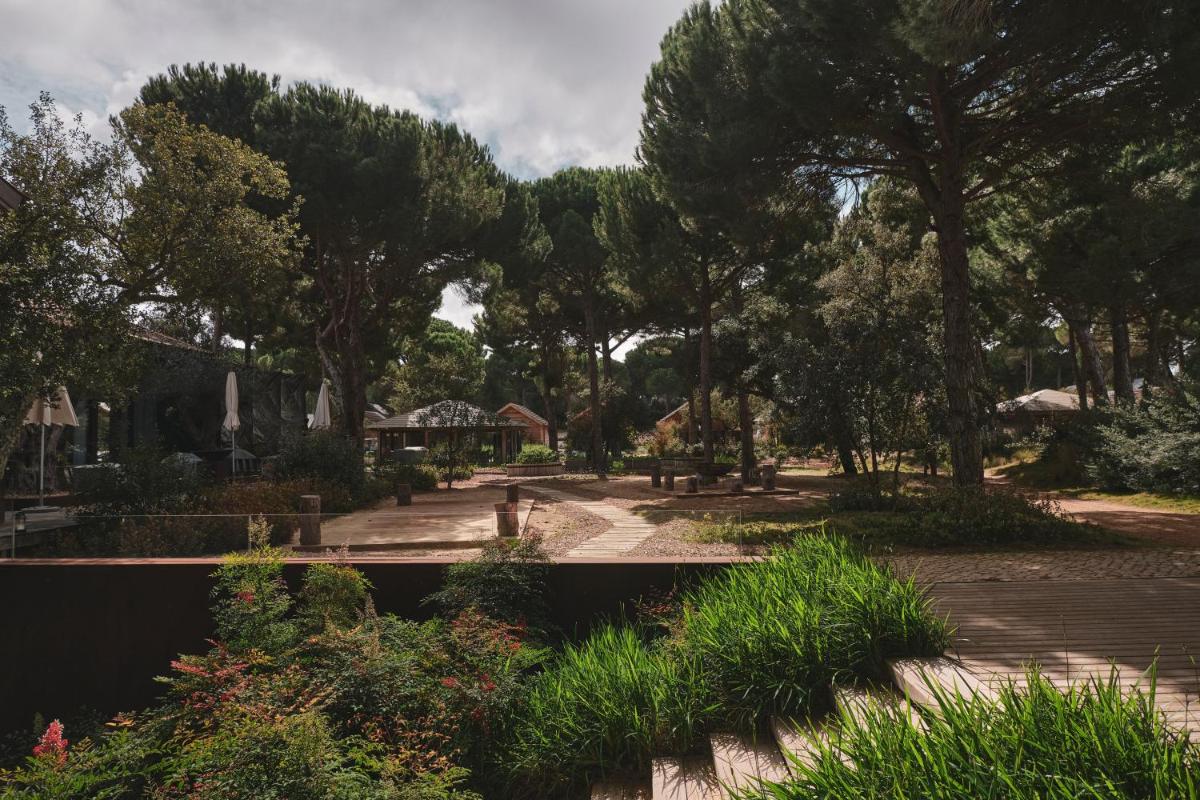 Um jardim no exterior de Sublime Comporta Country Retreat & SPA