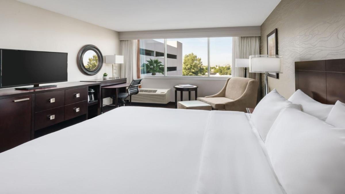 Crowne Plaza Phoenix Airport - PHX by IHG - Hizvo