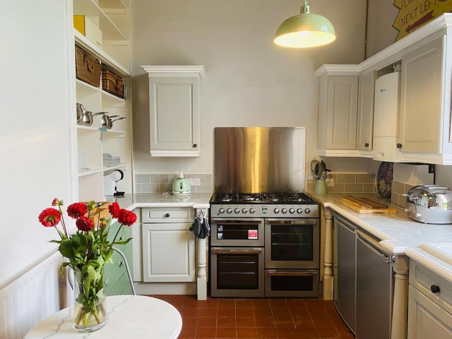 Stunning Countryside Home with Hot Tub - Sleeps 8 - Housity