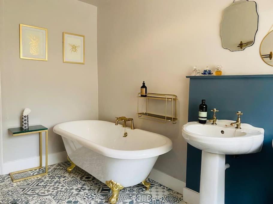 Stunning Countryside Home with Hot Tub - Sleeps 8 - Housity