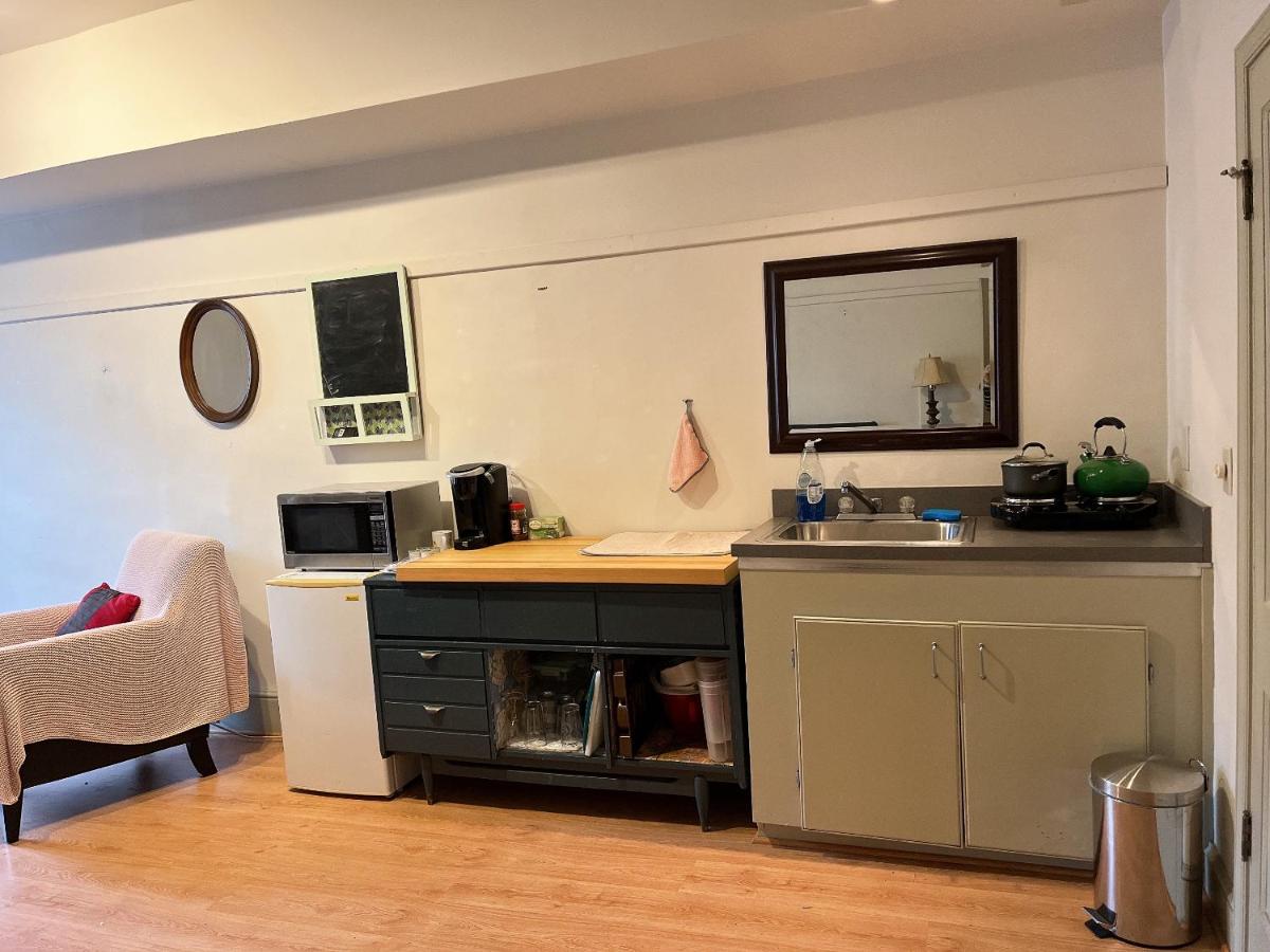Lovely Northern Liberty Studio 1 Queen 1 Sleeper Kitchen Full Bath Apt B - Housity
