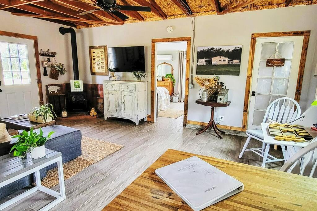 Rustic, country farmstay with friendly animals close to wineries and hiking - Housity