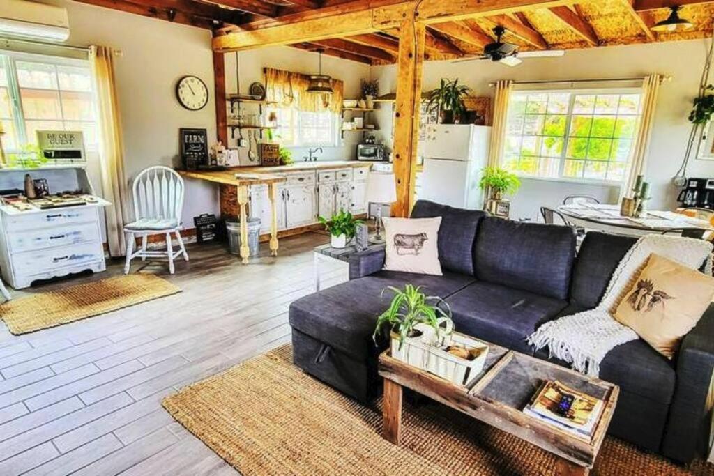 Rustic, country farmstay with friendly animals close to wineries and hiking - Housity