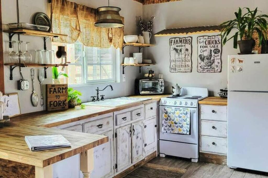 Rustic, country farmstay with friendly animals close to wineries and hiking - Housity