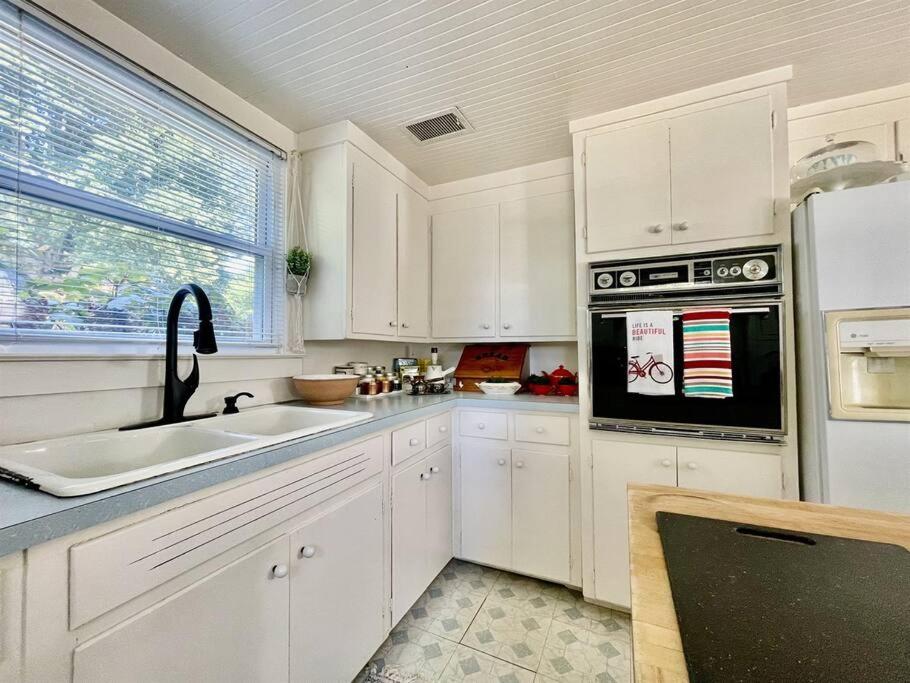 Relaxing Yadkin Valley Escape - Housity
