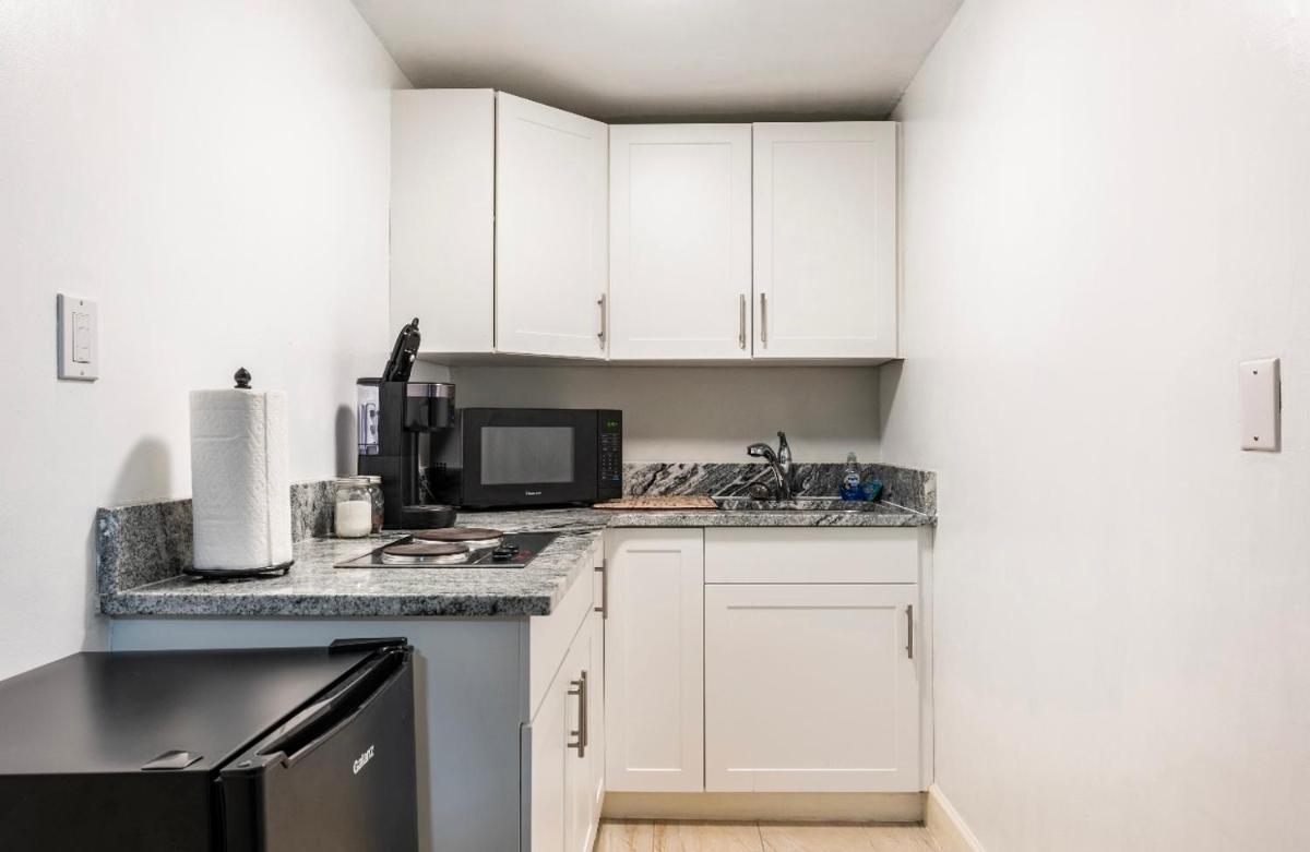 Jony’s Oasis - Housity