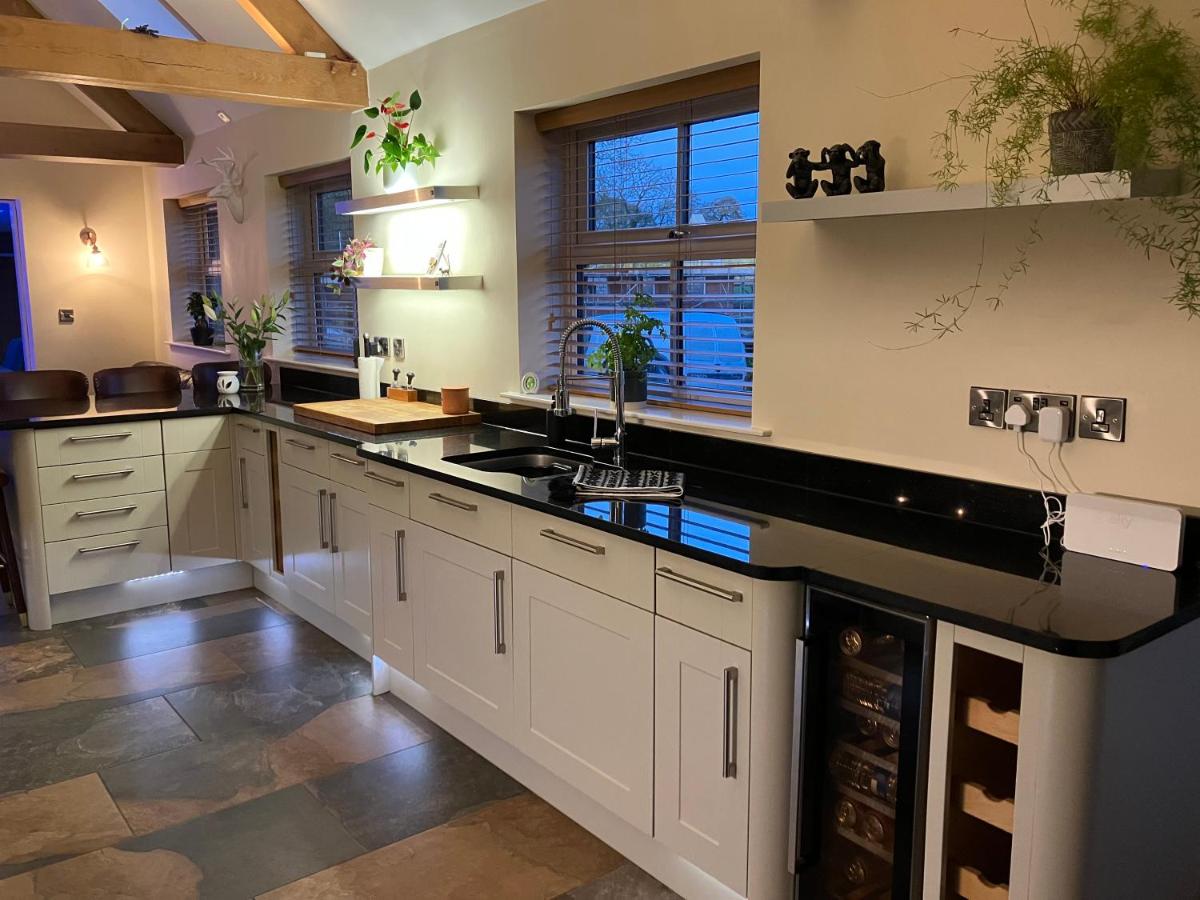 Woodbine Cottage-PART OF ALTON COTTAGES - Housity