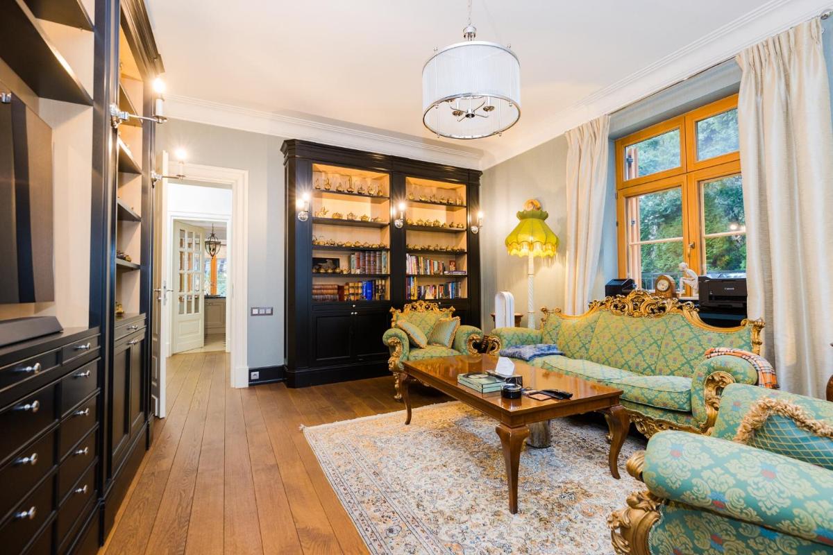 Stately Home in Magdalenka Warsaw - Housity