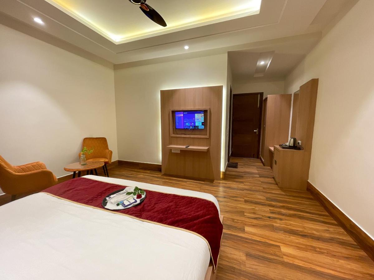 Hotel Crown Savoy, Near Railway Station & GURU NANAK DEV UNIVERSITY - Housity