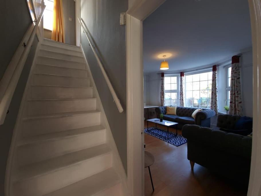 Stylish 5 Bedroom House with Comfy Living Space - Housity