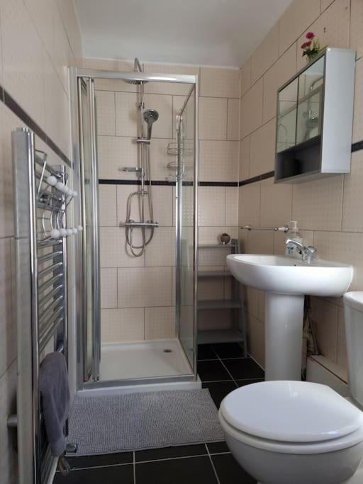 Stylish 5 Bedroom House with Comfy Living Space - Housity