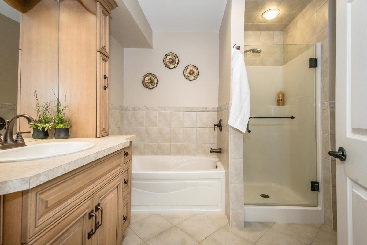 Luxury 2500 sqft Bungaloft w/ Fp - Housity