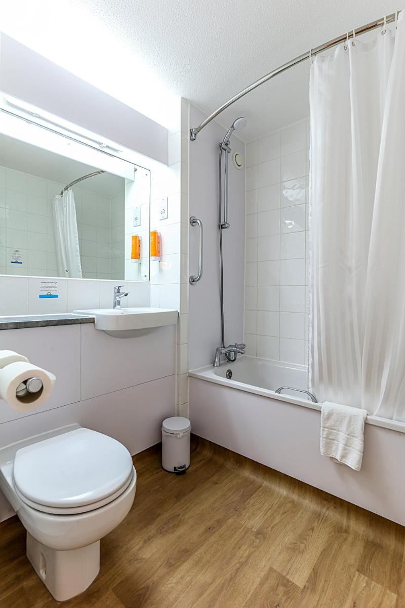 Days Inn Hotel Fleet - Housity