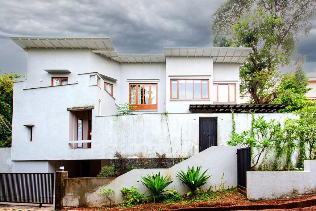 Fully AC 3BDHK villa with Jacuzzi pool and courtyard - Housity