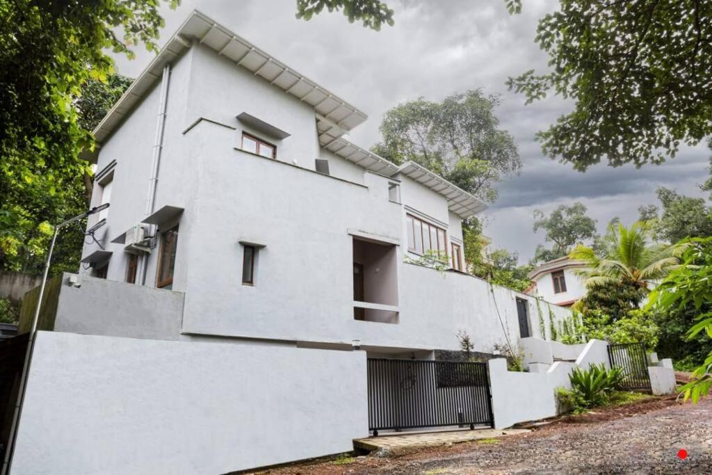 Fully AC 3BDHK villa with Jacuzzi pool and courtyard - Housity