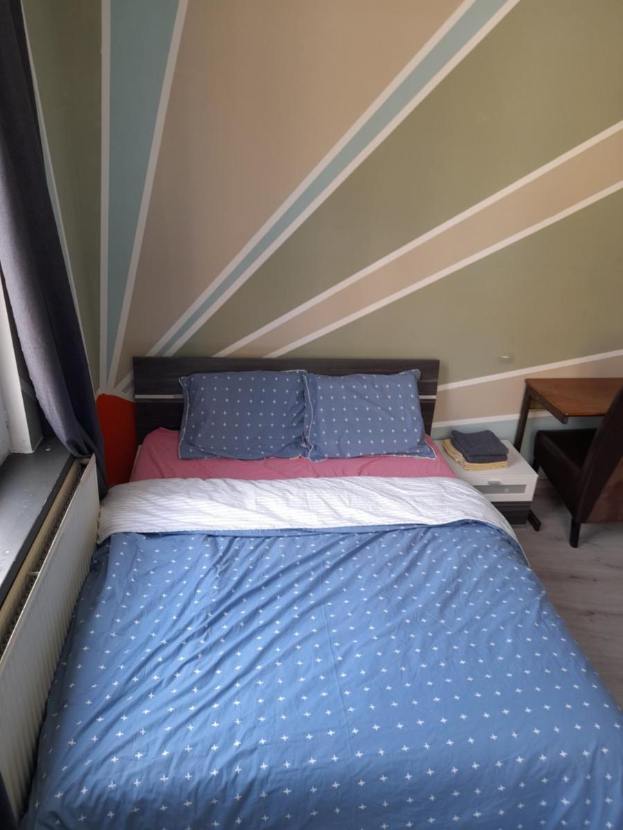 Large ROOM in house w shared kitchen & bathroom w free parking bluecard - Housity